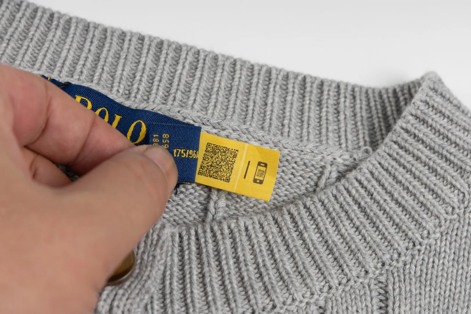 P230 #R93 RALPH LAUREN Ralph Lauren twelve colors classic small label embroidery logo seven-button knitted cable cardigan sweater women's top, high-density LOGO embroidery on the chest, original customization of tag accessories. Made of pure cotton yarn, pure cotton is skin-friendly and comfortable, small label war horse embroidered twist button cardigan sweater 🐎 high quality, follow the blogger to learn how to wear it! Let’s buy a Ralph Lauren cable sweater. It’s a super hard-to-find series after it became popular. It’s hard to find one on the official website. It’s simple and practical to wear, with a lazy and loose feel. The thickened fabric has more texture, feels soft and delicate, and has a loose fit. Whether worn alone or layered, you can wear different styles of fashion with just one piece!   Size: